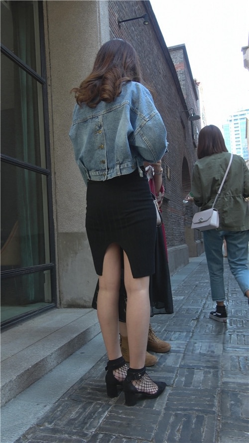 街拍黑色开叉包臀裙小姐姐[1.26G/MP4]