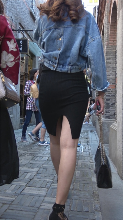 街拍黑色开叉包臀裙小姐姐[1.26G/MP4]