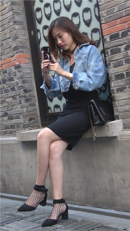 街拍黑色开叉包臀裙小姐姐[1.26G/MP4]