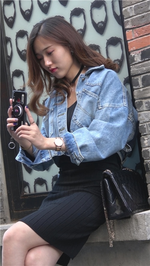 街拍黑色开叉包臀裙小姐姐[1.26G/MP4]