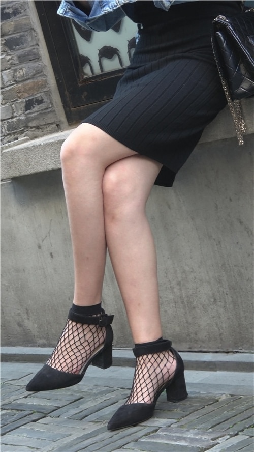 街拍黑色开叉包臀裙小姐姐[1.26G/MP4]