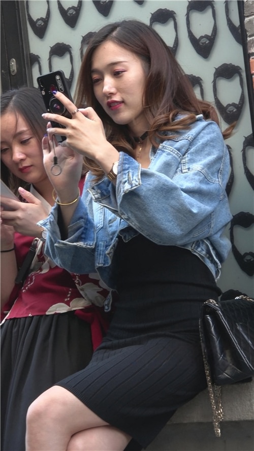 街拍黑色开叉包臀裙小姐姐[1.26G/MP4]