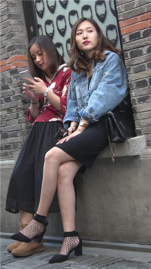 街拍黑色开叉包臀裙小姐姐[1.26G/MP4]