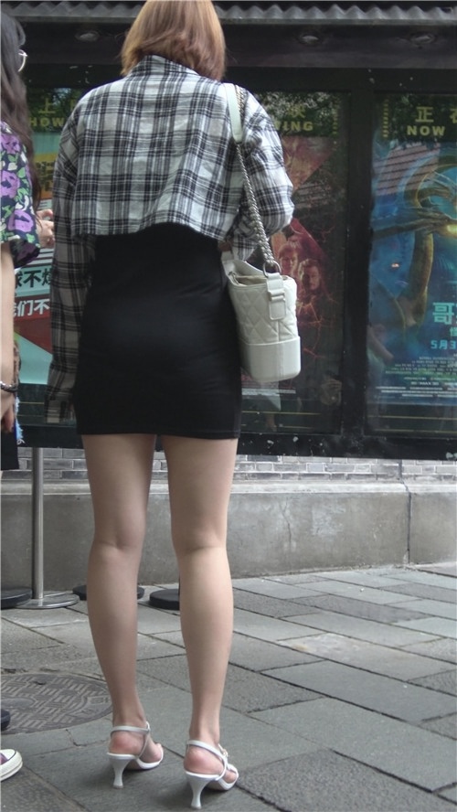 街拍高腰黑色包臀裙短发美女小姐姐[1.68G/MP4]