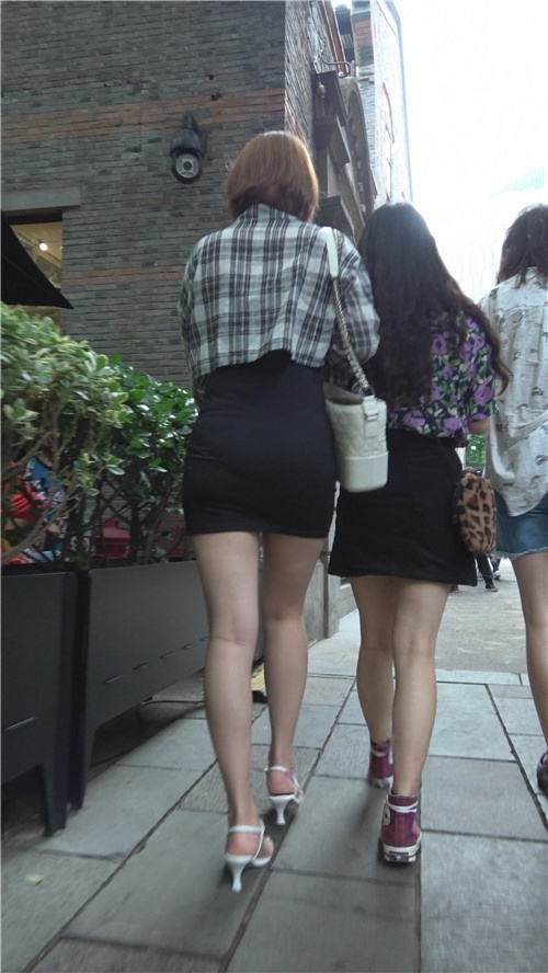 街拍高腰黑色包臀裙短发美女小姐姐[1.68G/MP4]