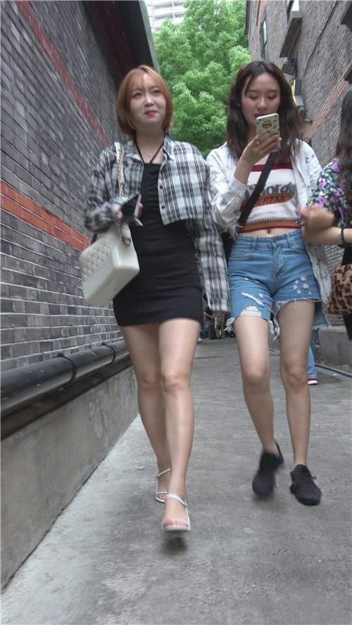 街拍高腰黑色包臀裙短发美女小姐姐[1.68G/MP4]