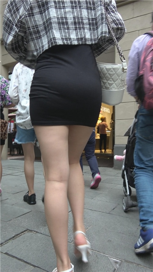 街拍高腰黑色包臀裙短发美女小姐姐[1.68G/MP4]