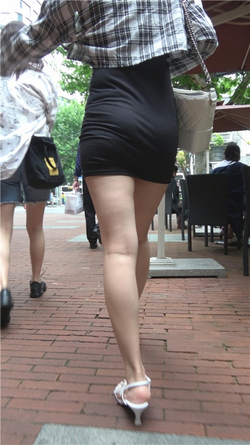街拍高腰黑色包臀裙短发美女小姐姐[1.68G/MP4]
