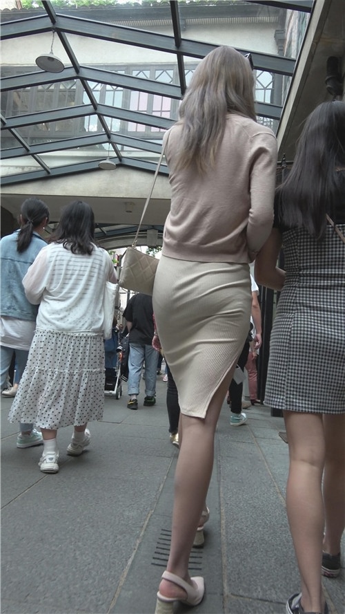 包臀裙小姐姐[1.31G/MP4]