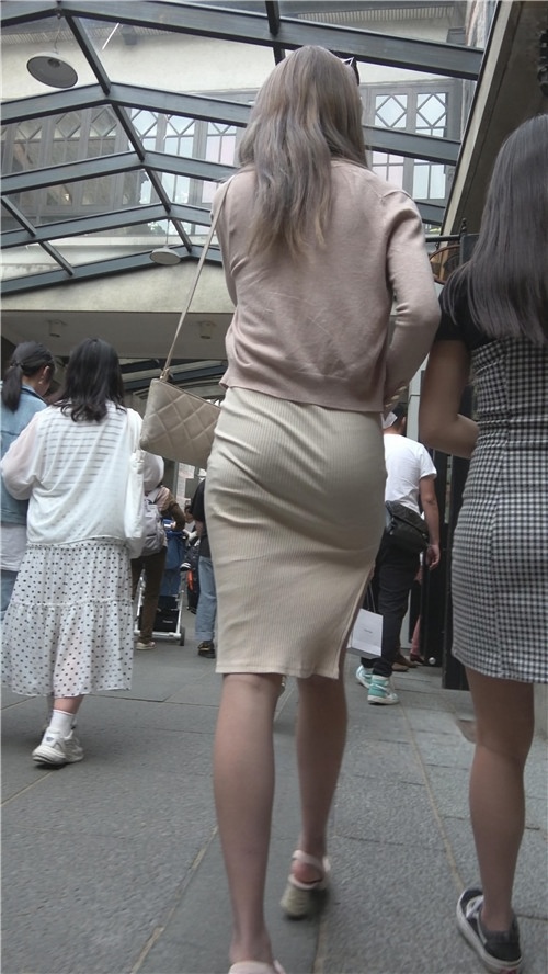 包臀裙小姐姐[1.31G/MP4]