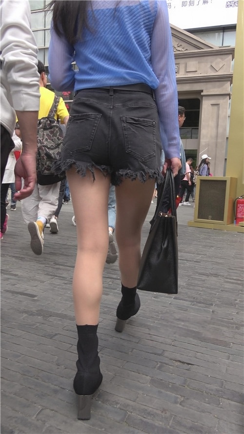 漂亮的黑色热裤美女[1.38G/MP4]