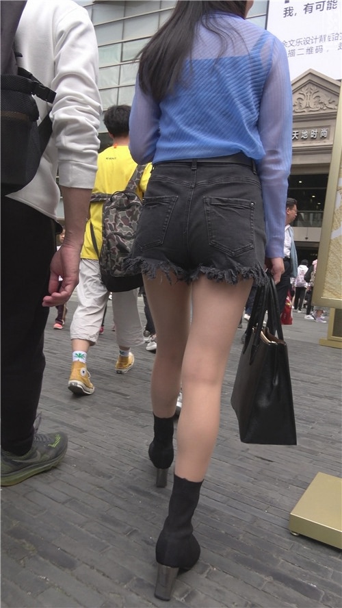 漂亮的黑色热裤美女[1.38G/MP4]