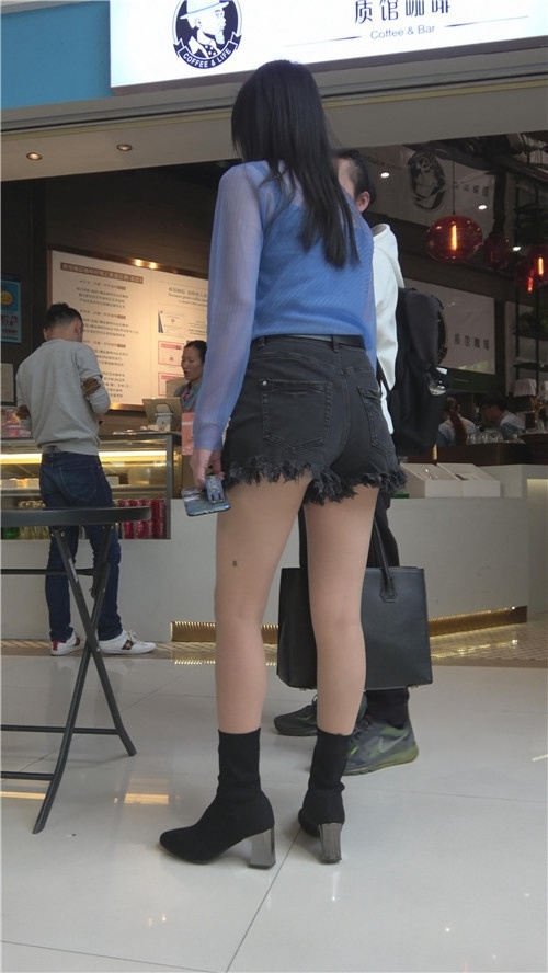 漂亮的黑色热裤美女[1.38G/MP4]