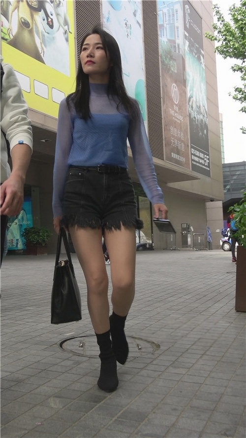 漂亮的黑色热裤美女[1.38G/MP4]