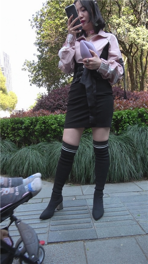 黑色包臀裙小姐姐[1.08G/MP4]