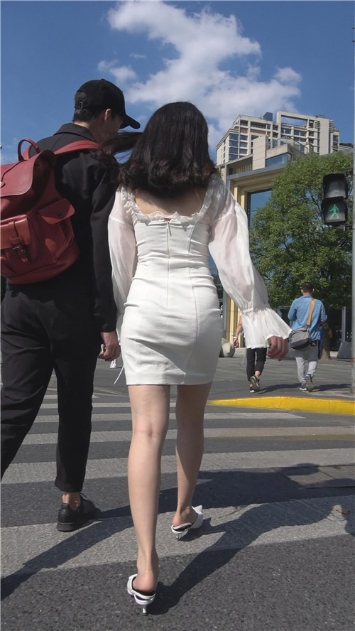白色连体包臀裙美女[2.17G/MP4]