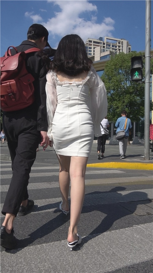 白色连体包臀裙美女[2.17G/MP4]