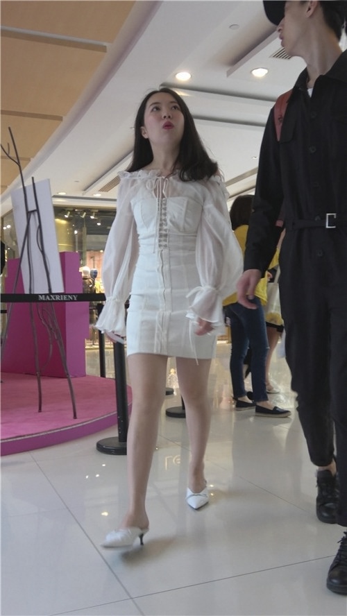 白色连体包臀裙美女[2.17G/MP4]