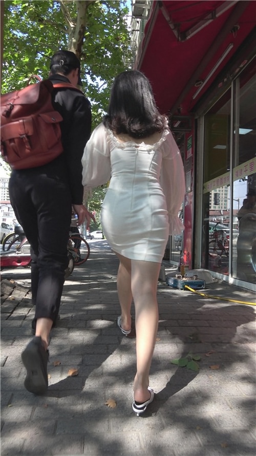 白色连体包臀裙美女[2.17G/MP4]