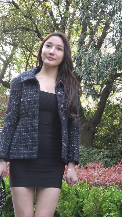 漂亮的黑色包臀裙美女[607M/MP4]