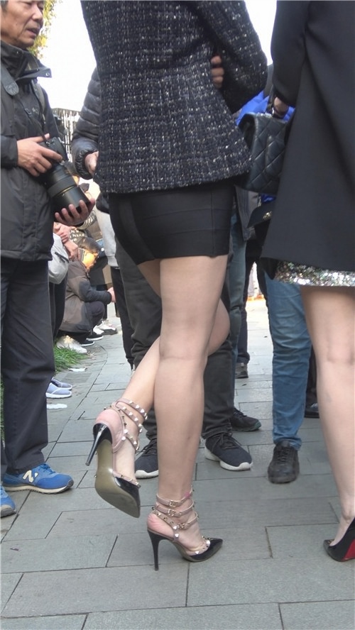 漂亮的黑色包臀裙美女[607M/MP4]