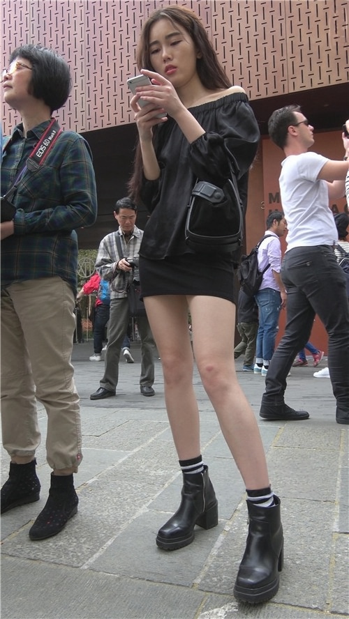 漂亮的包臀裙小姐姐[705M/MP4]