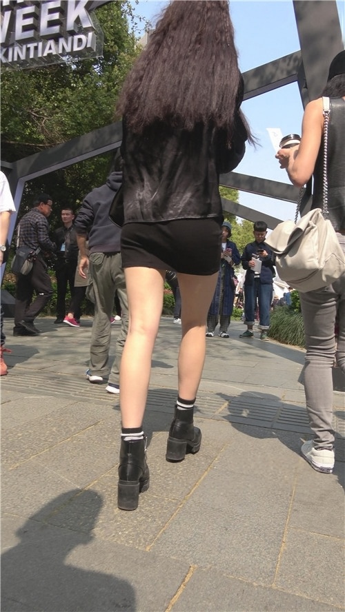 漂亮的包臀裙小姐姐[705M/MP4]