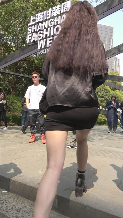 漂亮的包臀裙小姐姐[705M/MP4]