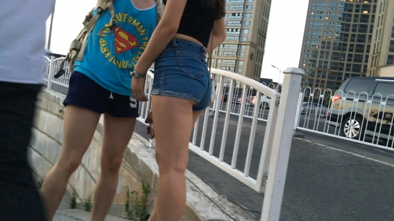 牛仔热裤人美臀更美！[MP4/1GB]