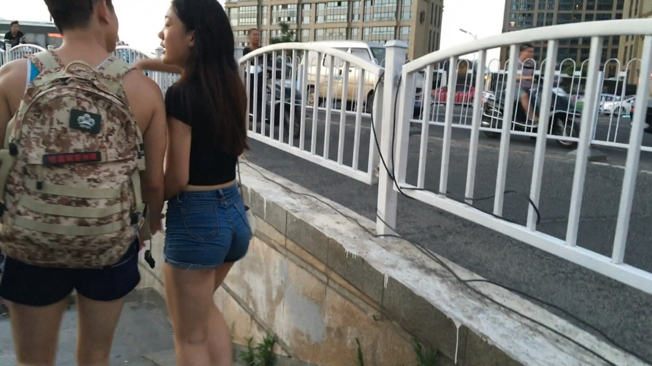 牛仔热裤人美臀更美！[MP4/1GB]