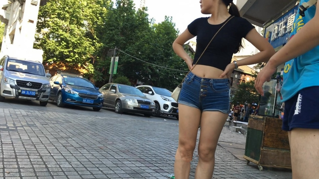 牛仔热裤人美臀更美！[MP4/1GB]