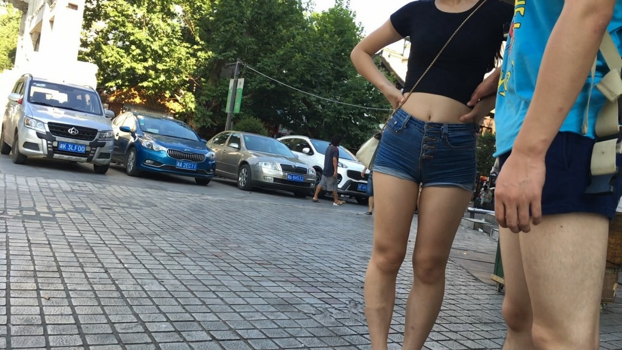 牛仔热裤人美臀更美！[MP4/1GB]