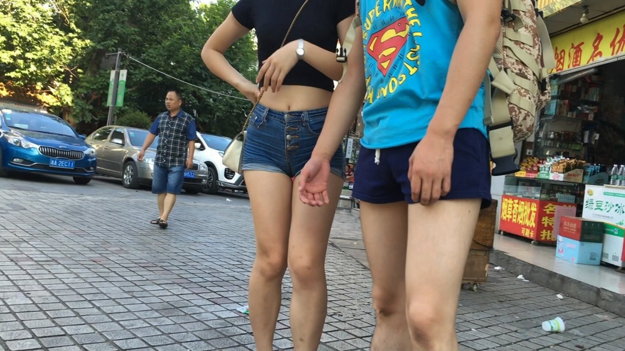 牛仔热裤人美臀更美！[MP4/1GB]