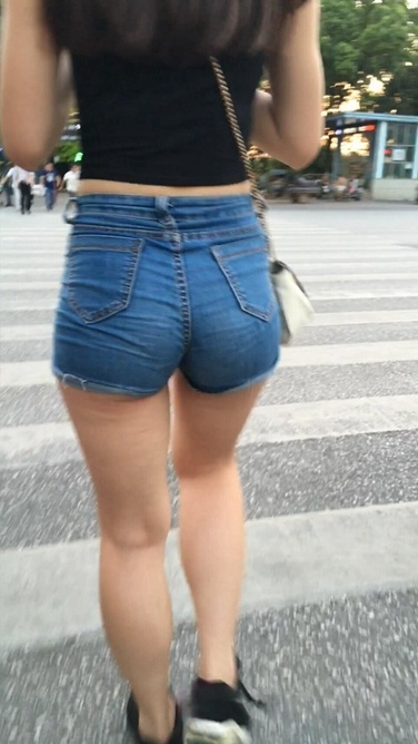 牛仔热裤人美臀更美！[MP4/1GB]