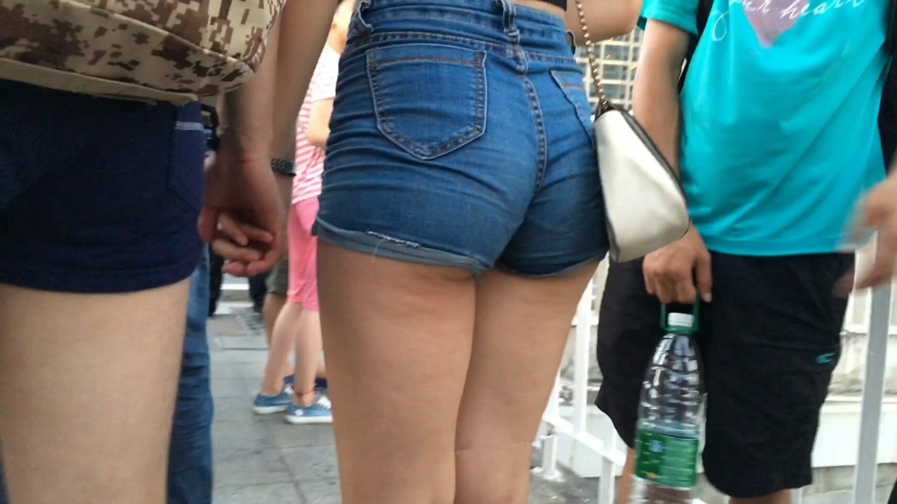 牛仔热裤人美臀更美！[MP4/1GB]