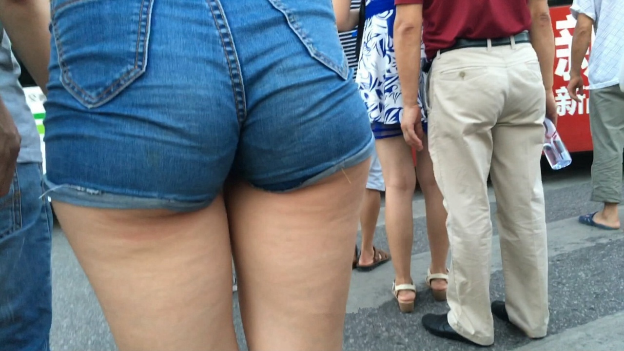 牛仔热裤人美臀更美！[MP4/1GB]