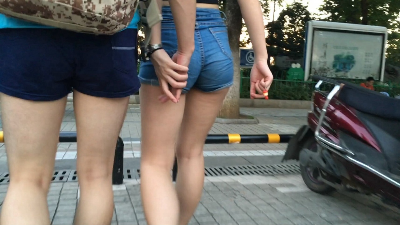 牛仔热裤人美臀更美！[MP4/1GB]