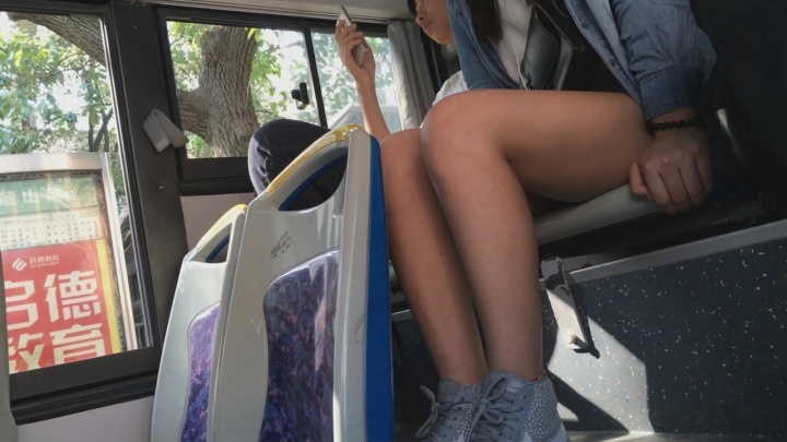 公交长腿小妹[MP4/4GB]