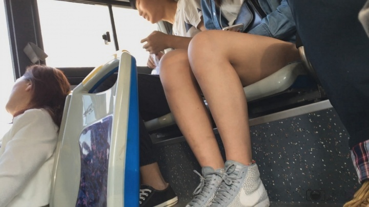 公交长腿小妹[MP4/4GB]