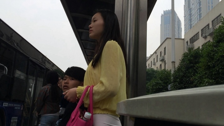 极品翘臀白裤大美妞[MP4/1GB]