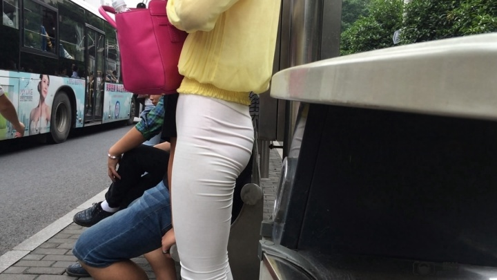 极品翘臀白裤大美妞[MP4/1GB]