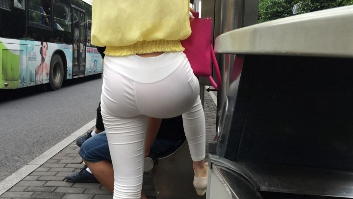 极品翘臀白裤大美妞[MP4/1GB]