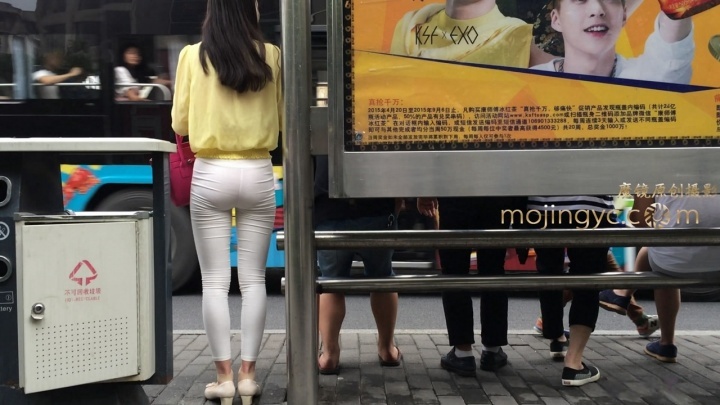 极品翘臀白裤大美妞[MP4/1GB]