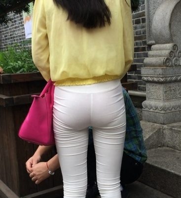 极品翘臀白裤大美妞[MP4/1GB]