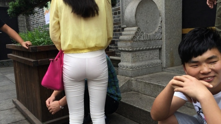 极品翘臀白裤大美妞[MP4/1GB]