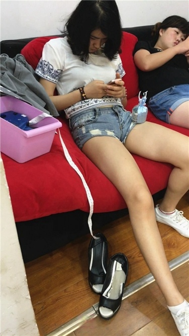 服装店里的紧身热裤大长腿小妹[MP4/2GB]