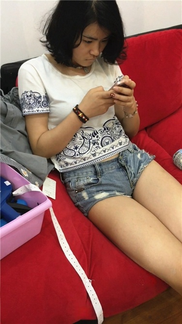 服装店里的紧身热裤大长腿小妹[MP4/2GB]