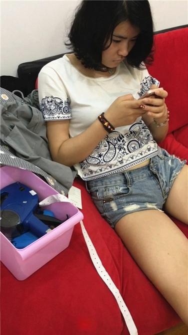 服装店里的紧身热裤大长腿小妹[MP4/2GB]