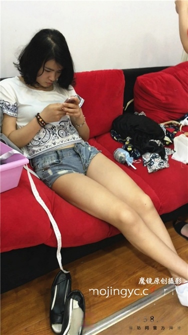 服装店里的紧身热裤大长腿小妹[MP4/2GB]