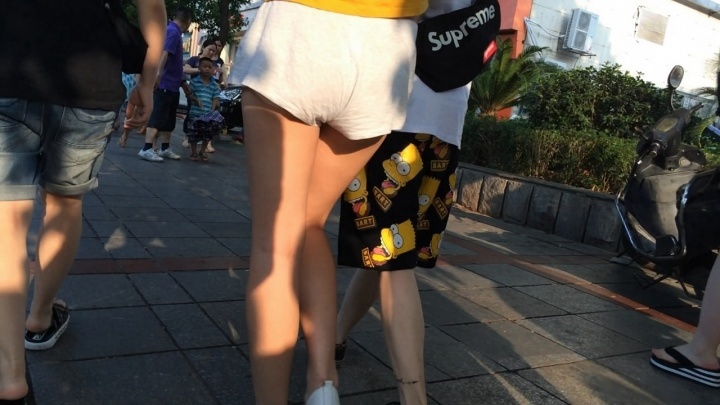 风骚宽松呢绒小热裤美女[MP4/3GB]